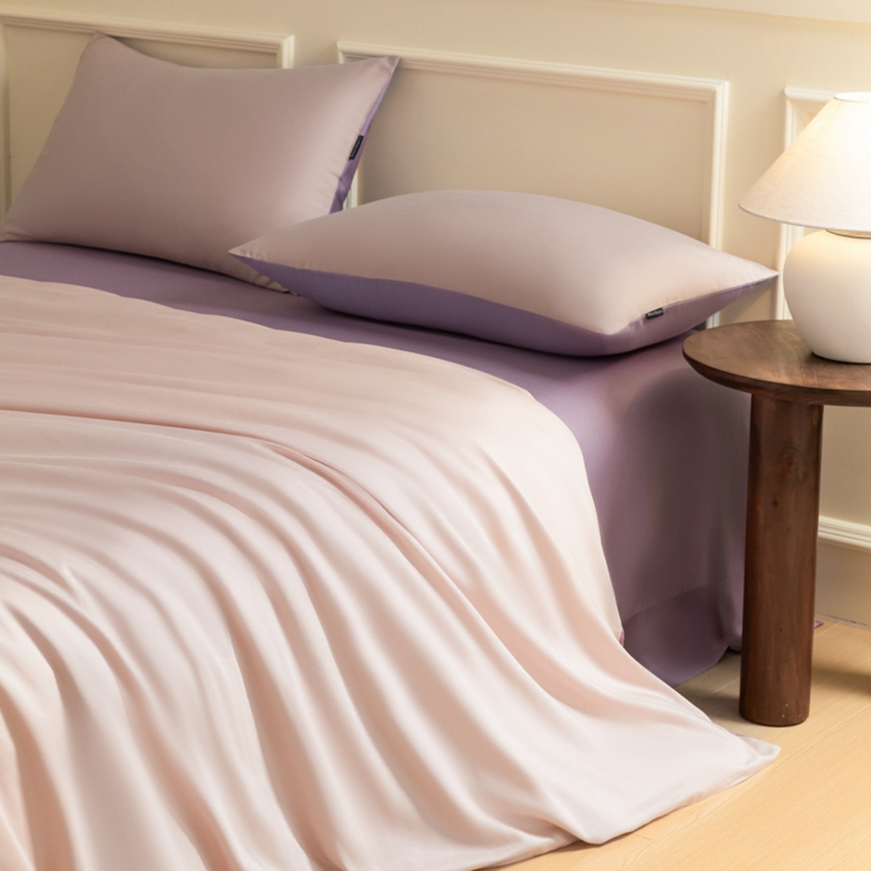 91家纺网 家纺一手货源 找家纺 秀色家纺 2026新款高端100pro新疆长绒棉床上四件套全棉纯棉四季纯色双拼高级感礼品团购四件套-米朵 米朵-茱萸粉+乌梅紫