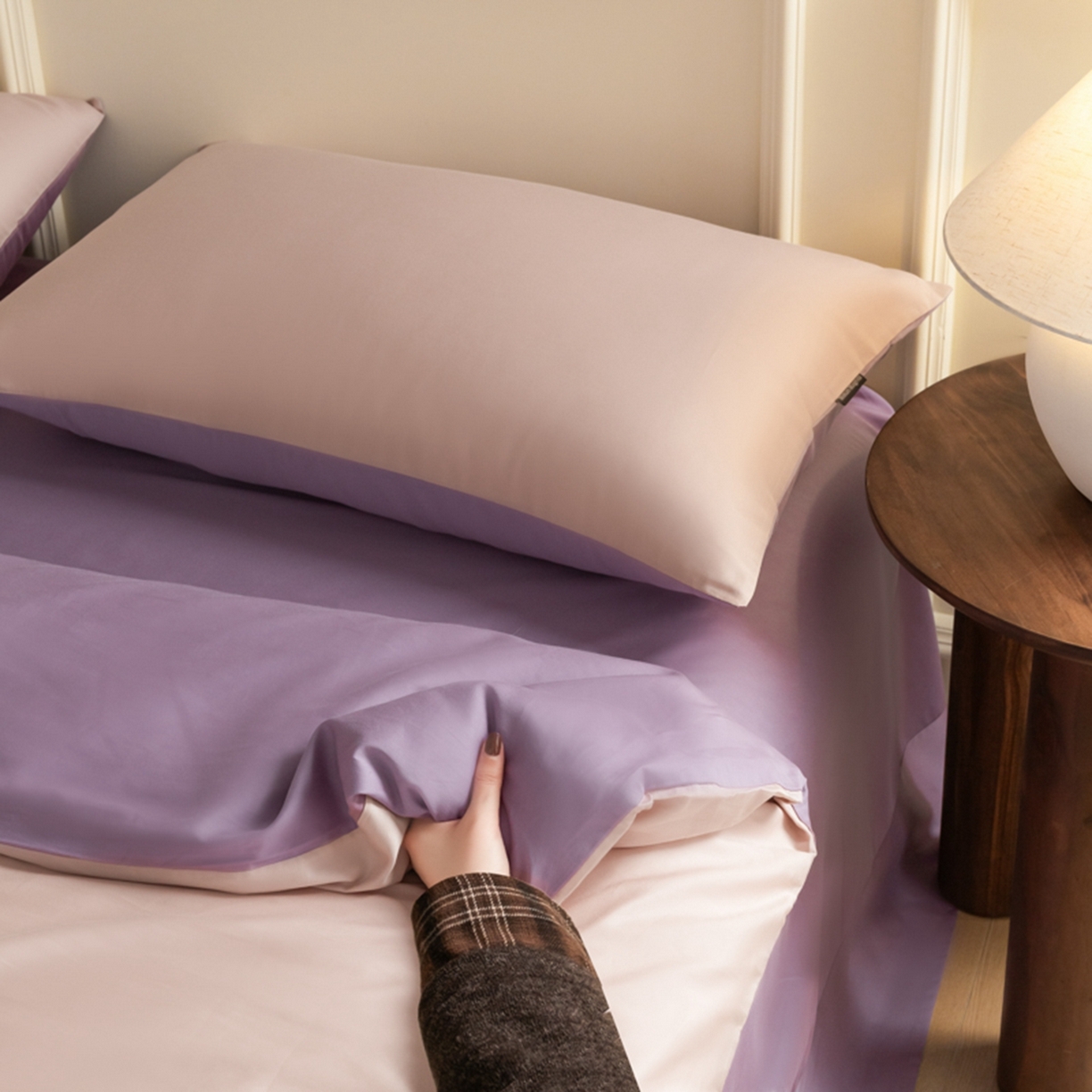 91家纺网 家纺一手货源 找家纺 秀色家纺 2026新款高端100pro新疆长绒棉床上四件套全棉纯棉四季纯色双拼高级感礼品团购四件套-米朵 米朵-茱萸粉+乌梅紫