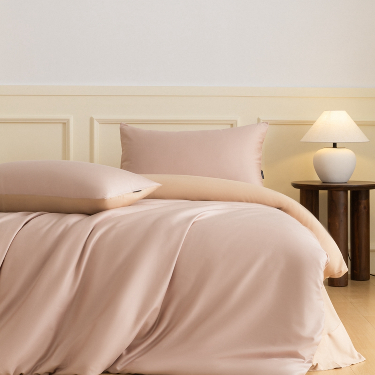 91家纺网 家纺一手货源 找家纺 秀色家纺 2026新款高端100pro新疆长绒棉床上四件套全棉纯棉四季纯色双拼高级感礼品团购四件套-米朵 米朵-茱萸粉+香槟金