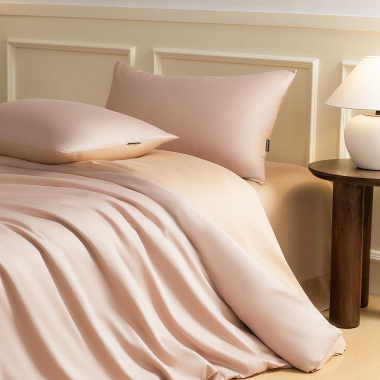 91家纺网 家纺一手货源 找家纺 秀色家纺 2026新款高端100pro新疆长绒棉床上四件套全棉纯棉四季纯色双拼高级感礼品团购四件套-米朵 米朵-茱萸粉+香槟金