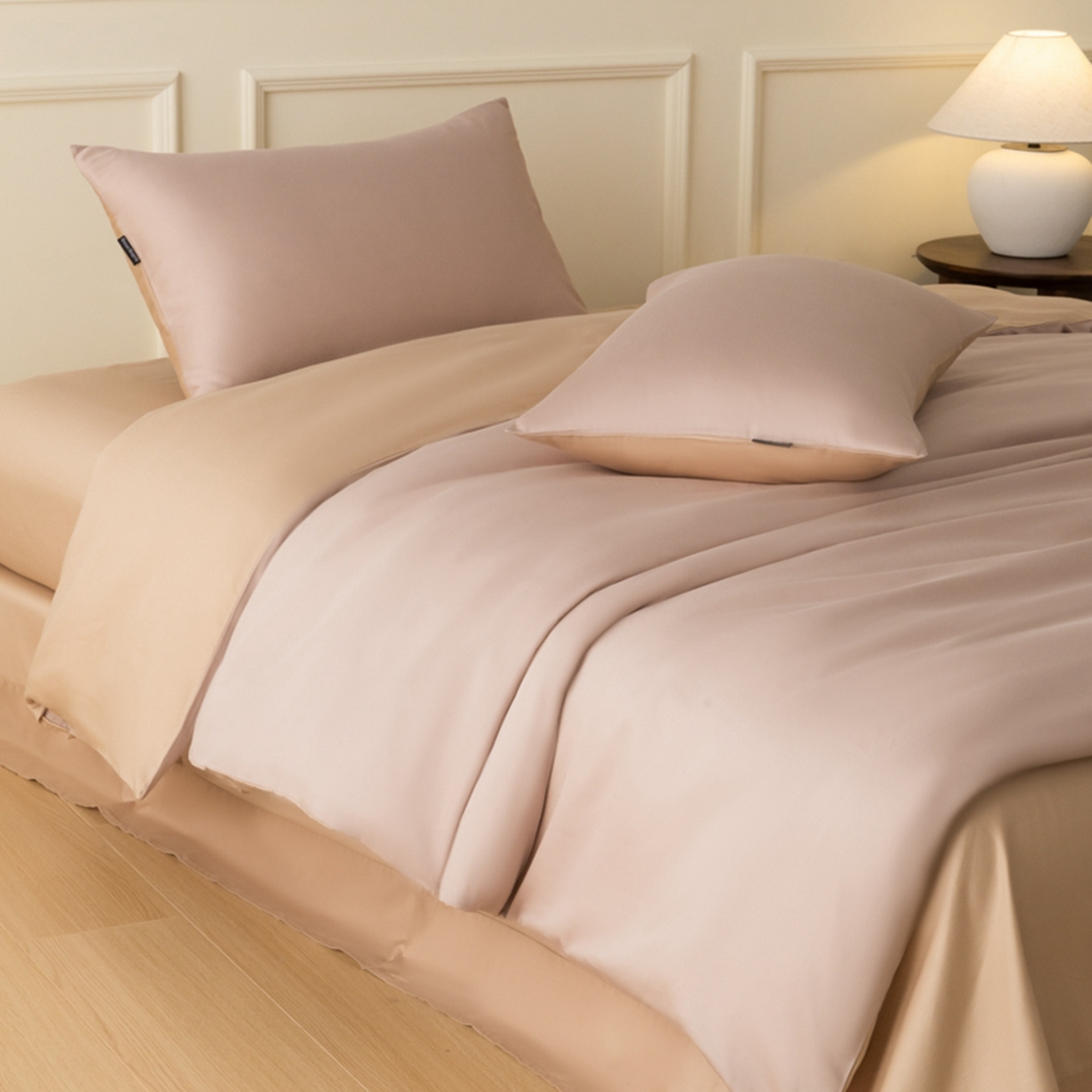 91家纺网 家纺一手货源 找家纺 秀色家纺 2026新款高端100pro新疆长绒棉床上四件套全棉纯棉四季纯色双拼高级感礼品团购四件套-米朵 米朵-茱萸粉+香槟金