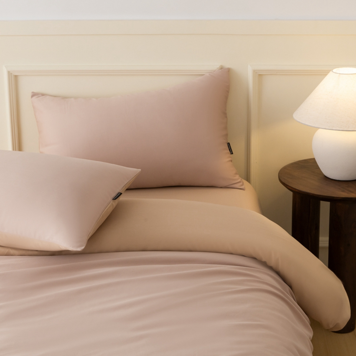 91家纺网 家纺一手货源 找家纺 秀色家纺 2026新款高端100pro新疆长绒棉床上四件套全棉纯棉四季纯色双拼高级感礼品团购四件套-米朵 米朵-茱萸粉+香槟金