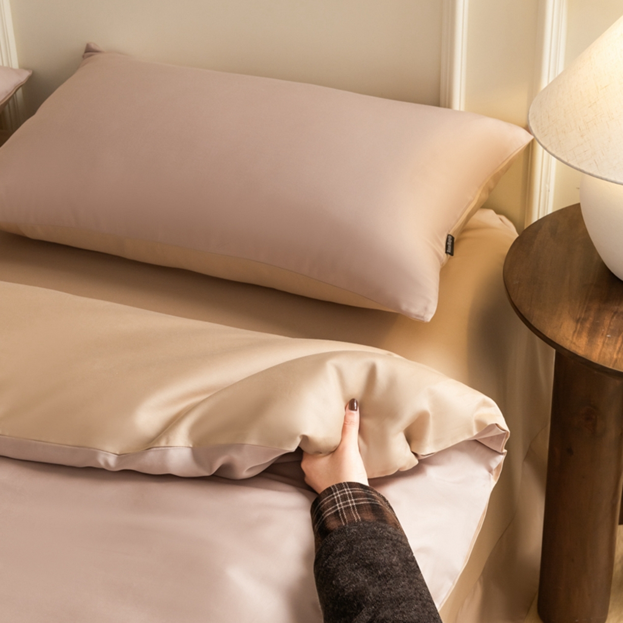 91家纺网 家纺一手货源 找家纺 秀色家纺 2026新款高端100pro新疆长绒棉床上四件套全棉纯棉四季纯色双拼高级感礼品团购四件套-米朵 米朵-茱萸粉+香槟金