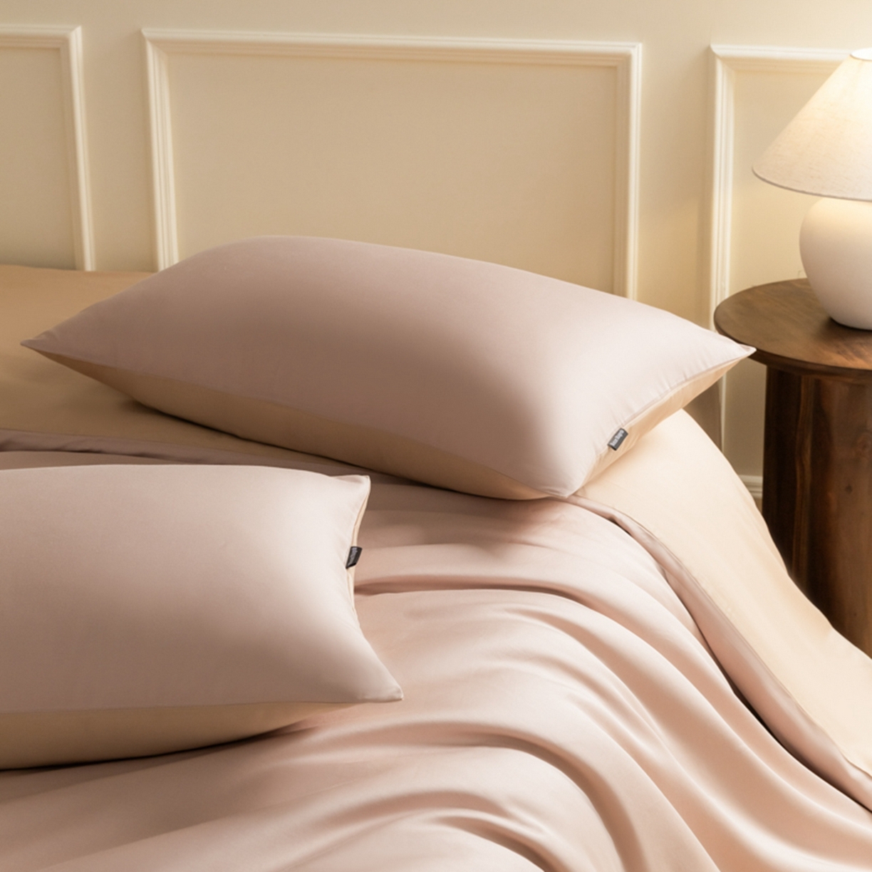 91家纺网 家纺一手货源 找家纺 秀色家纺 2026新款高端100pro新疆长绒棉床上四件套全棉纯棉四季纯色双拼高级感礼品团购四件套-米朵 米朵-茱萸粉+香槟金