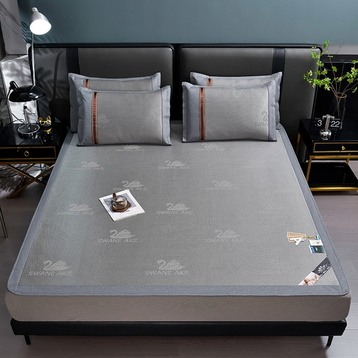 91家纺网 家纺一手货源 找家纺 小牛席业 2026新款加厚款-天鹅冰藤席系列（床笠款） 天鹅冰藤席系列（床笠款）-灰色