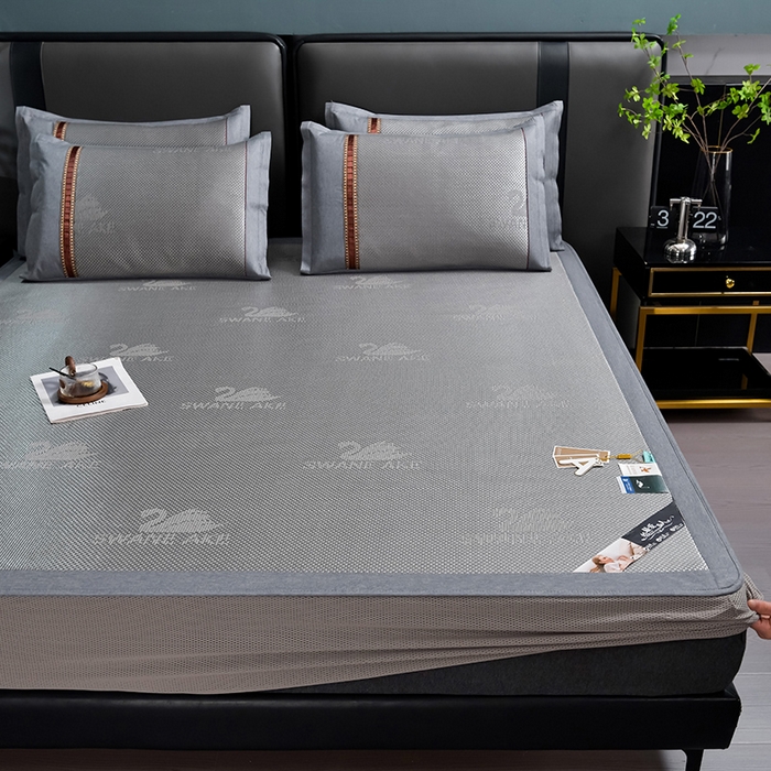 91家纺网 家纺一手货源 找家纺 小牛席业 2026新款加厚款-天鹅冰藤席系列（床笠款） 天鹅冰藤席系列（床笠款）-灰色