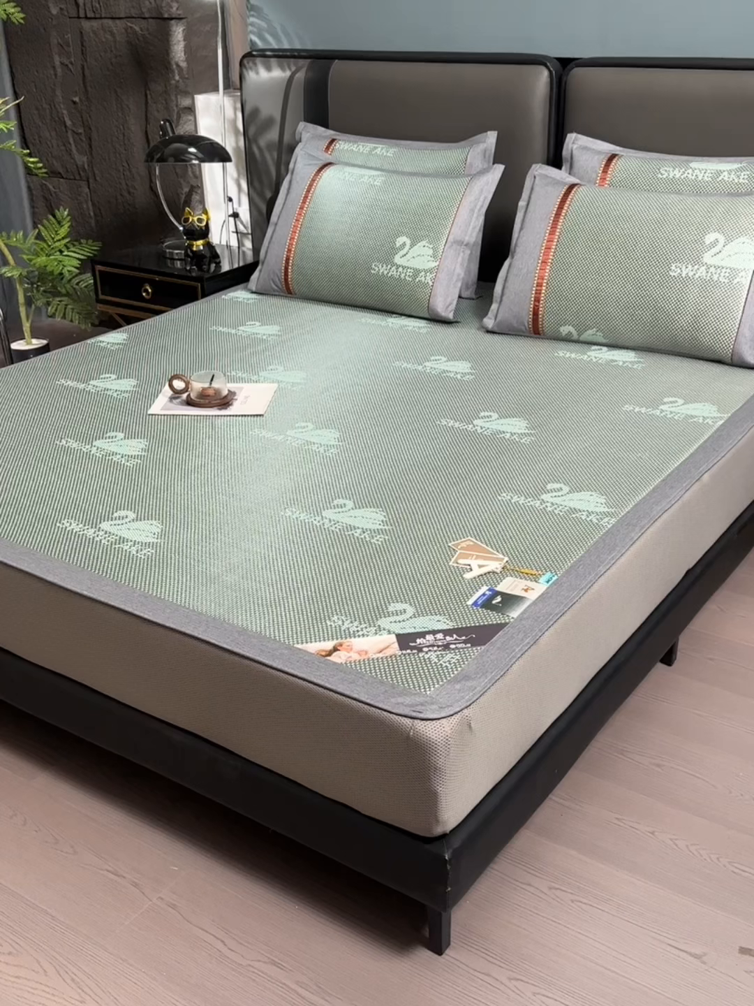 91家纺网 家纺一手货源 找家纺 小牛席业 2026新款加厚款-天鹅冰藤席系列（床笠款） 天鹅冰藤席系列（床笠款）-绿色