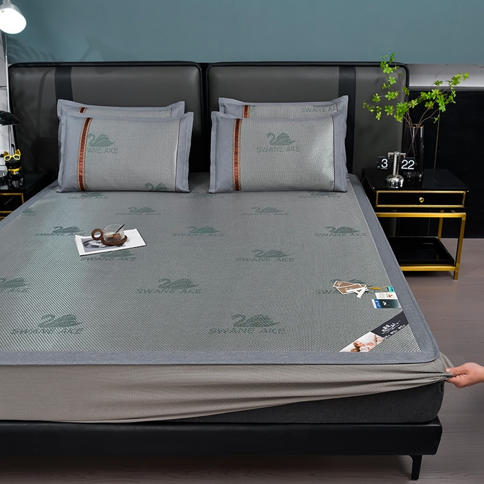 91家纺网 家纺一手货源 找家纺 小牛席业 2026新款加厚款-天鹅冰藤席系列（床笠款） 天鹅冰藤席系列（床笠款）-墨绿