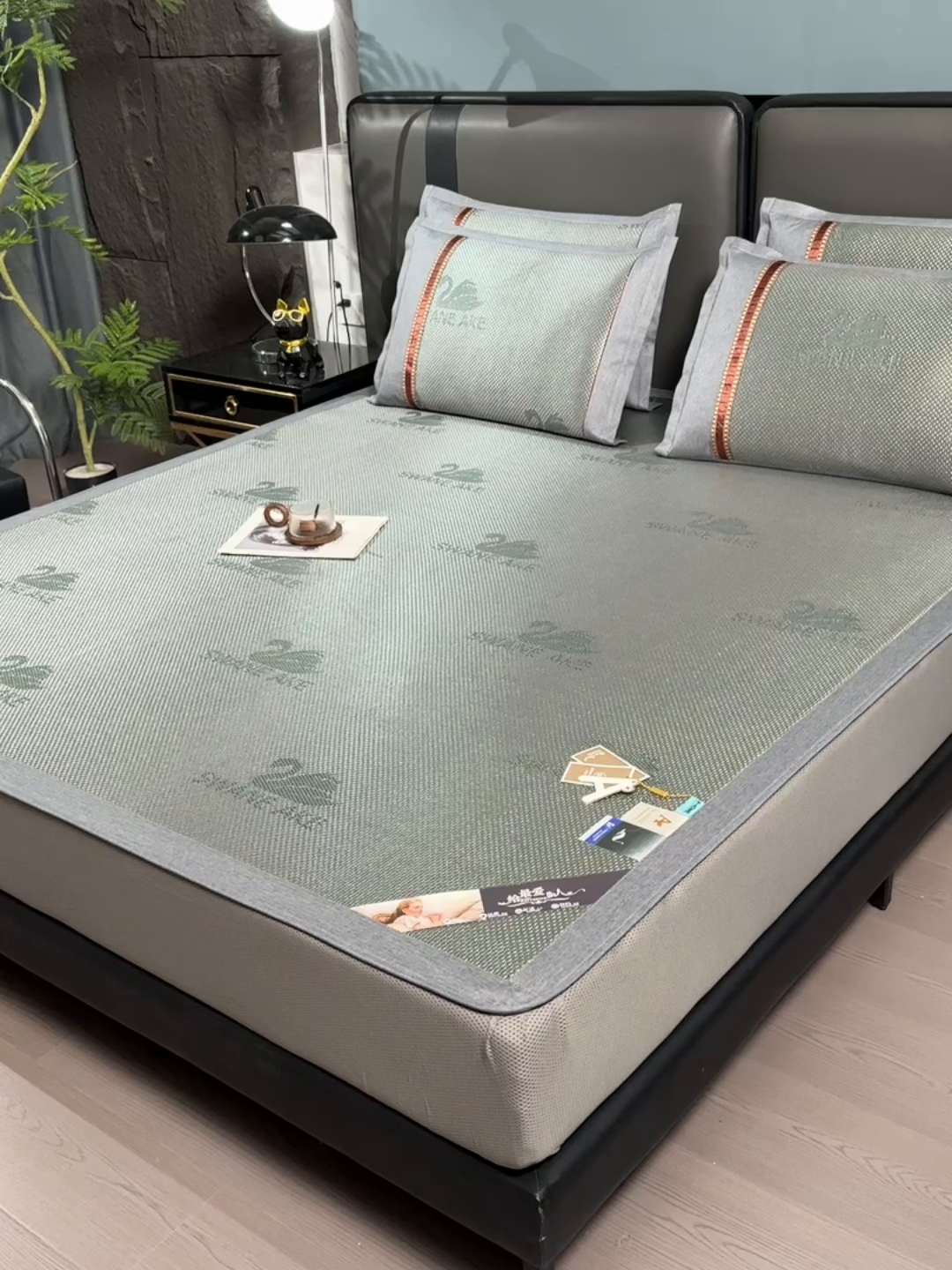 91家纺网 家纺一手货源 找家纺 小牛席业 2026新款加厚款-天鹅冰藤席系列（床笠款） 天鹅冰藤席系列（床笠款）-墨绿