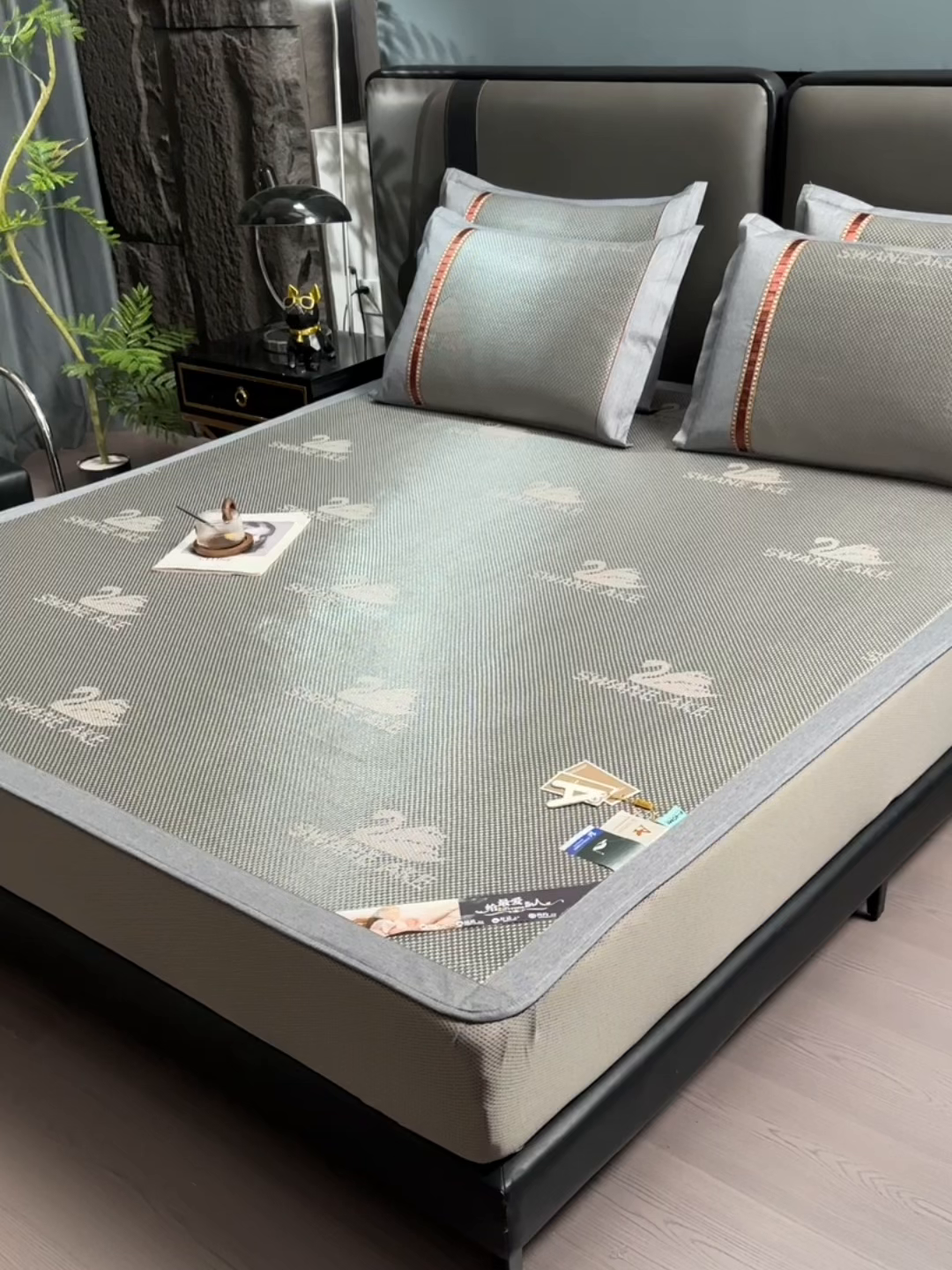 91家纺网 家纺一手货源 找家纺 小牛席业 2026新款加厚款-天鹅冰藤席系列（床笠款） 天鹅冰藤席系列（床笠款）-浅灰