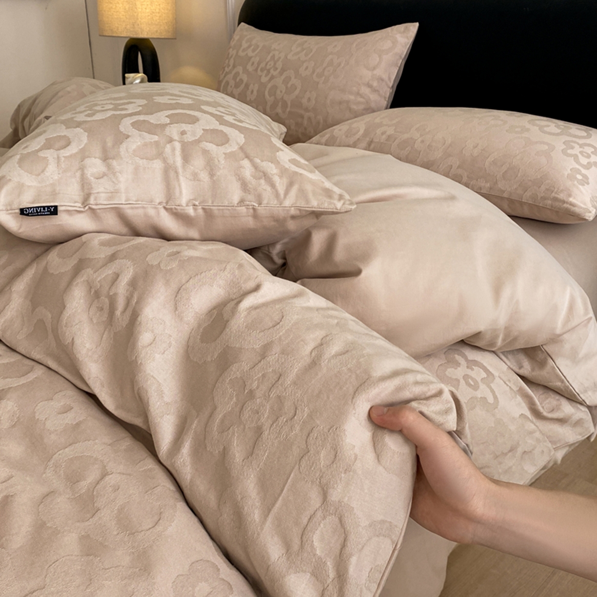 91家纺网 家纺一手货源 找家纺 宜代光年 2026年新款全棉纯棉厚织提花四件套系列（第一批花型） 朵朵-浅粉