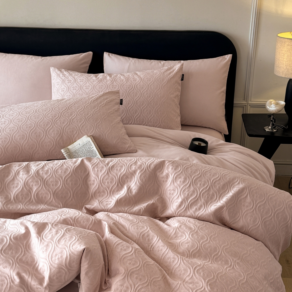 91家纺网 家纺一手货源 找家纺 宜代光年 2026年新款全棉纯棉厚织提花四件套系列（第一批花型） 复古樱桃-浅粉