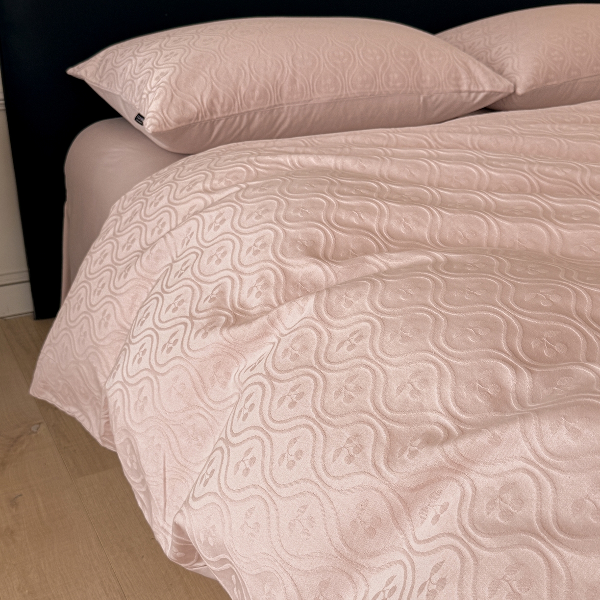 91家纺网 家纺一手货源 找家纺 宜代光年 2026年新款全棉纯棉厚织提花四件套系列（第一批花型） 复古樱桃-浅粉