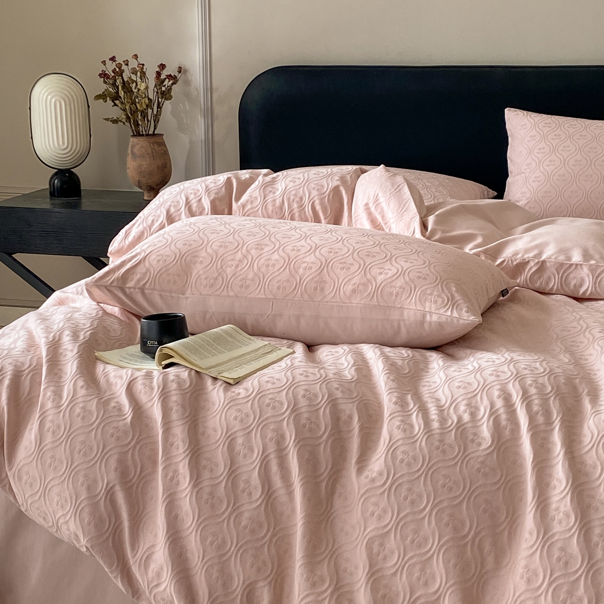 91家纺网 家纺一手货源 找家纺 宜代光年 2026年新款全棉纯棉厚织提花四件套系列（第一批花型） 复古樱桃-浅粉