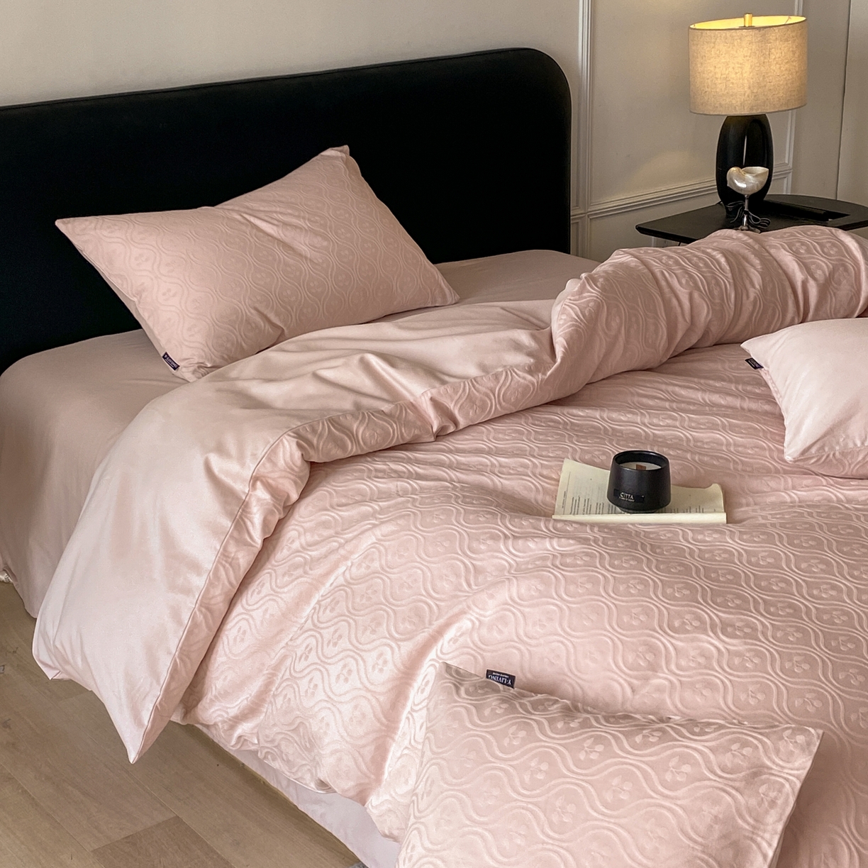 91家纺网 家纺一手货源 找家纺 宜代光年 2026年新款全棉纯棉厚织提花四件套系列（第一批花型） 复古樱桃-浅粉