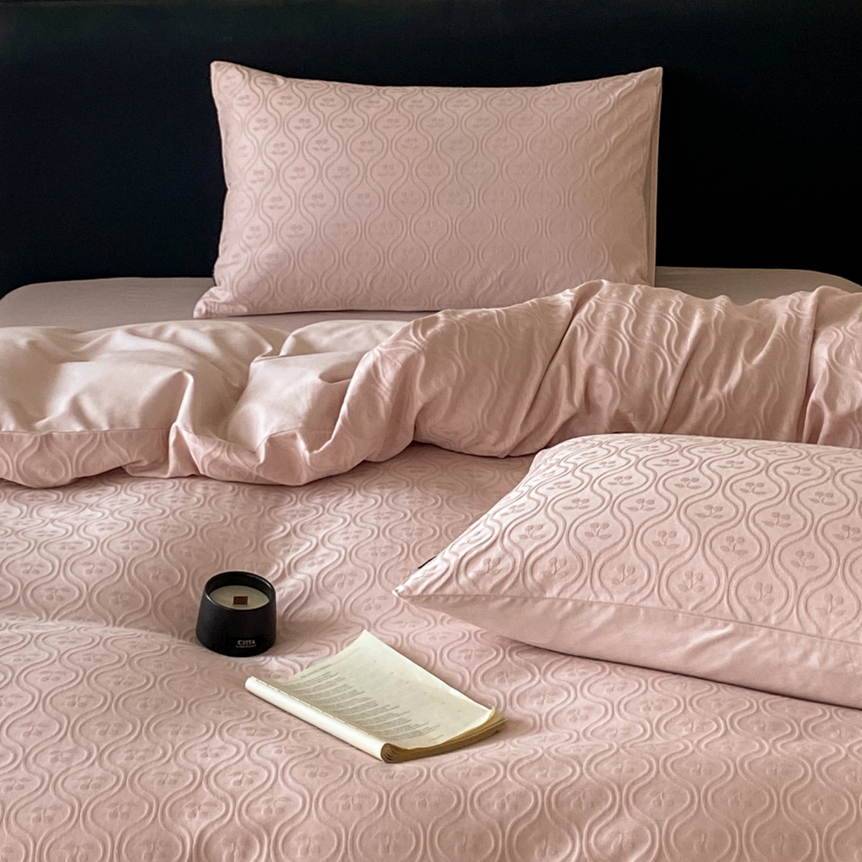 91家纺网 家纺一手货源 找家纺 宜代光年 2026年新款全棉纯棉厚织提花四件套系列（第一批花型） 复古樱桃-浅粉