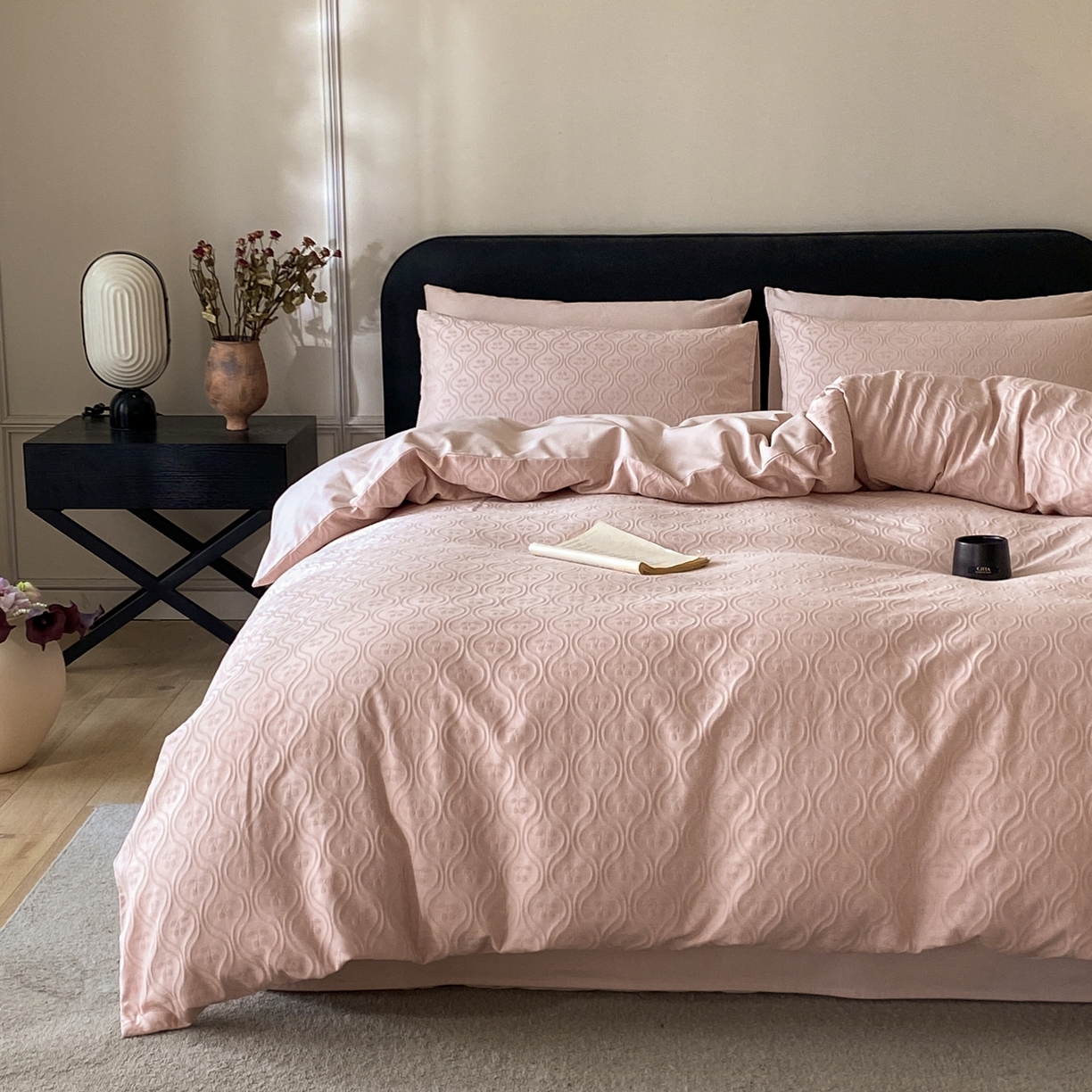 91家纺网 家纺一手货源 找家纺 宜代光年 2026年新款全棉纯棉厚织提花四件套系列（第一批花型） 复古樱桃-浅粉