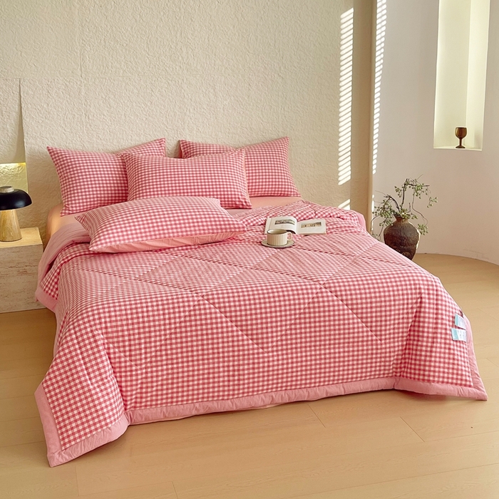 91家纺网 家纺一手货源 找家纺 宝士康家纺 2026新款10A抗菌无印风单夏被/夏被四件套 被子被芯 粉小格