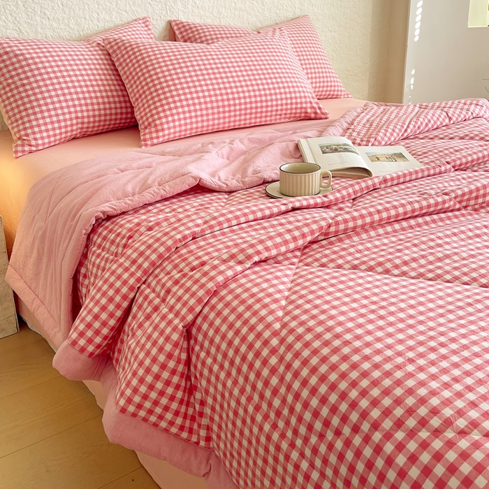 91家纺网 家纺一手货源 找家纺 宝士康家纺 2026新款10A抗菌无印风单夏被/夏被四件套 被子被芯 粉小格