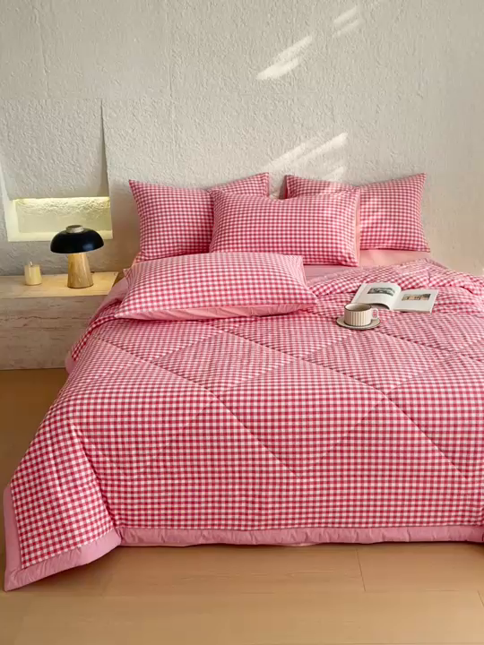 91家纺网 家纺一手货源 找家纺 宝士康家纺 2026新款10A抗菌无印风单夏被/夏被四件套 被子被芯 粉小格