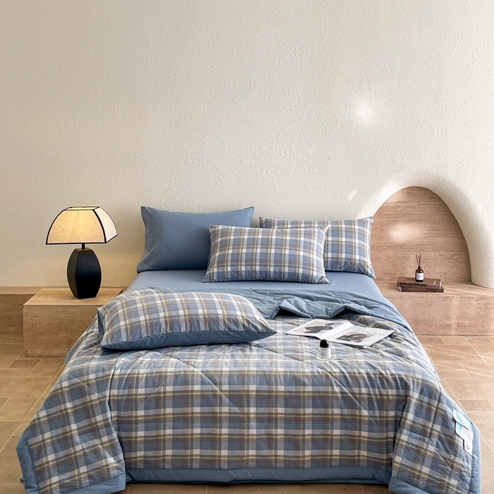 91家纺网 家纺一手货源 找家纺 宝士康家纺 2026新款10A抗菌无印风单夏被/夏被四件套 被子被芯 天蓝中格