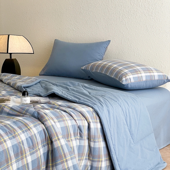 91家纺网 家纺一手货源 找家纺 宝士康家纺 2026新款10A抗菌无印风单夏被/夏被四件套 被子被芯 天蓝中格