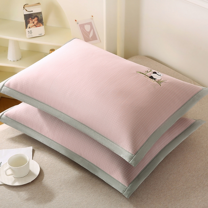 91家纺网 家纺一手货源 找家纺 小牛席业 2026新款华夫格爱家熊猫夏凉枕套 粉色