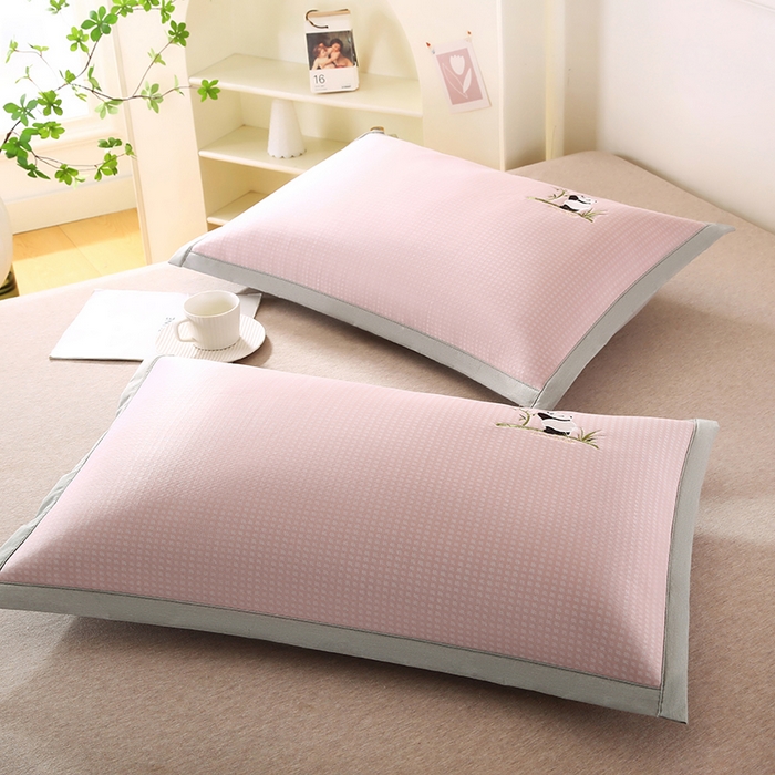 91家纺网 家纺一手货源 找家纺 小牛席业 2026新款华夫格爱家熊猫夏凉枕套 粉色