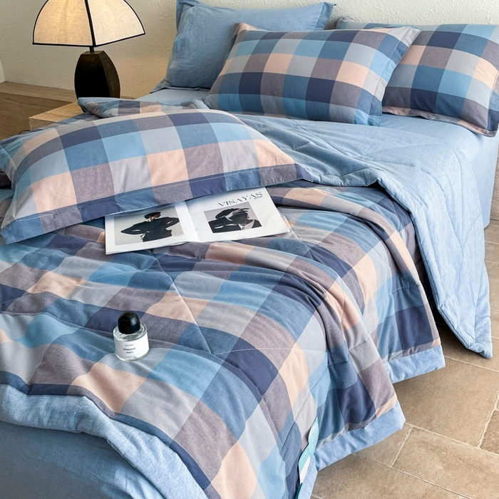 91家纺网 家纺一手货源 找家纺 宝士康家纺 2026新款10A抗菌无印风单夏被/夏被四件套 被子被芯 炫彩蓝格