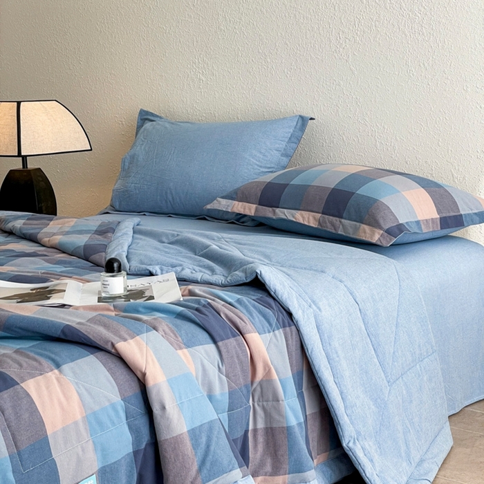 91家纺网 家纺一手货源 找家纺 宝士康家纺 2026新款10A抗菌无印风单夏被/夏被四件套 被子被芯 炫彩蓝格