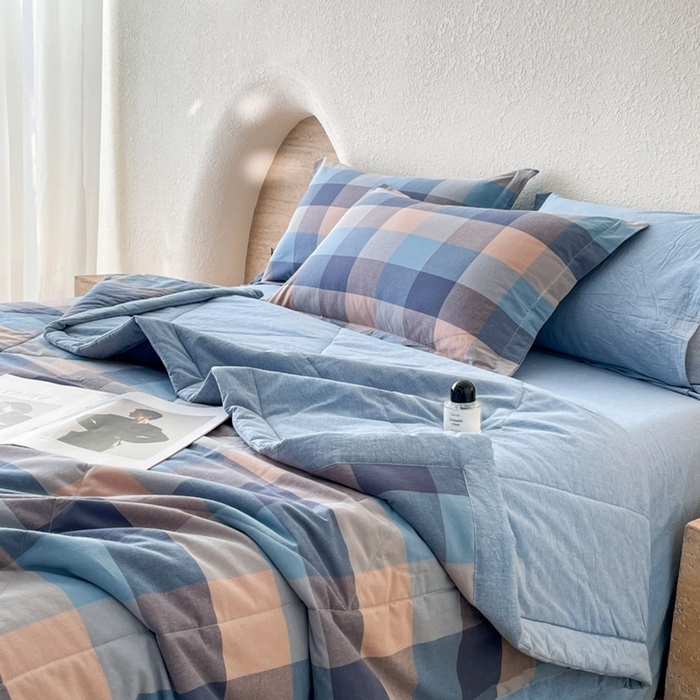 91家纺网 家纺一手货源 找家纺 宝士康家纺 2026新款10A抗菌无印风单夏被/夏被四件套 被子被芯 炫彩蓝格