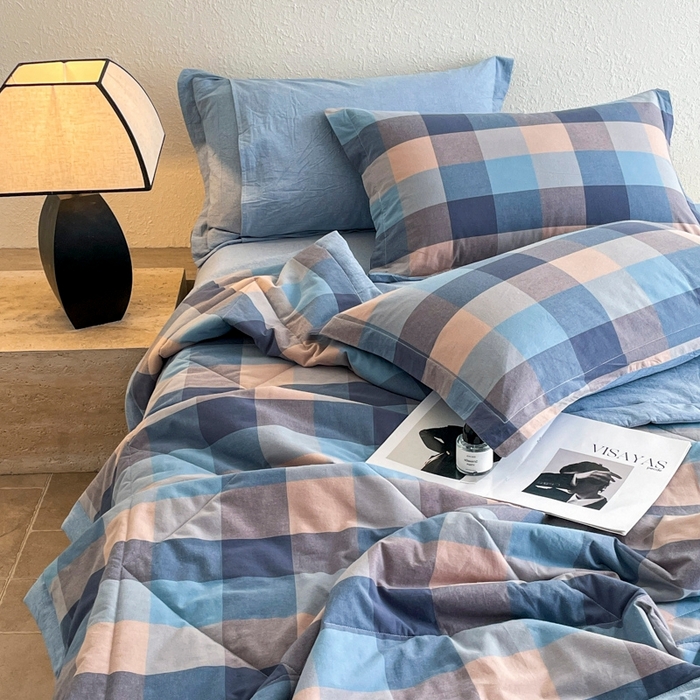 91家纺网 家纺一手货源 找家纺 宝士康家纺 2026新款10A抗菌无印风单夏被/夏被四件套 被子被芯 炫彩蓝格