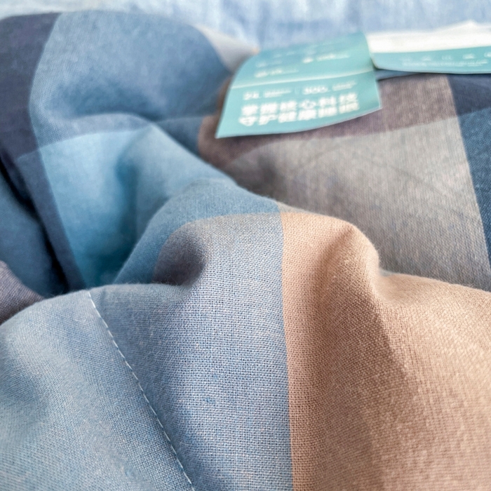 91家纺网 家纺一手货源 找家纺 宝士康家纺 2026新款10A抗菌无印风单夏被/夏被四件套 被子被芯 炫彩蓝格