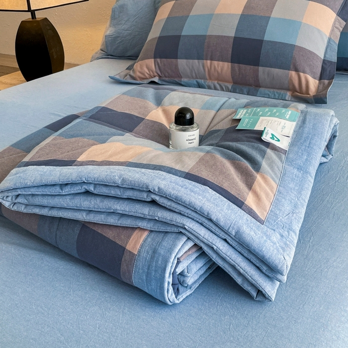 91家纺网 家纺一手货源 找家纺 宝士康家纺 2026新款10A抗菌无印风单夏被/夏被四件套 被子被芯 炫彩蓝格