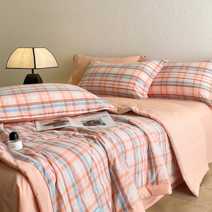 91家纺网 家纺一手货源 找家纺 宝士康家纺 2026新款10A抗菌无印风单夏被/夏被四件套 被子被芯 英伦粉