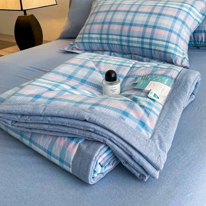 91家纺网 家纺一手货源 找家纺 宝士康家纺 2026新款10A抗菌无印风单夏被/夏被四件套 被子被芯 英伦蓝