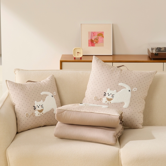 91家纺网 家纺一手货源 找家纺 多米家居 2026新款会放屁的pupu猫抱枕被 pupu猫·大地咖