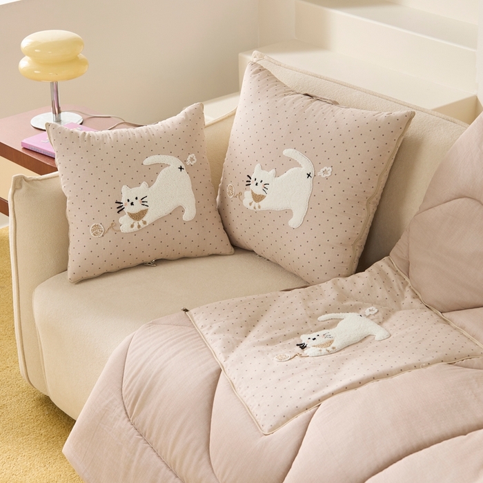 91家纺网 家纺一手货源 找家纺 多米家居 2026新款会放屁的pupu猫抱枕被 pupu猫·大地咖