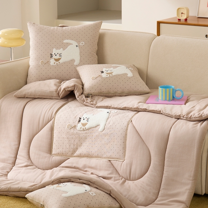 91家纺网 家纺一手货源 找家纺 多米家居 2026新款会放屁的pupu猫抱枕被 pupu猫·大地咖