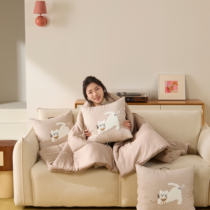 91家纺网 家纺一手货源 找家纺 多米家居 2026新款会放屁的pupu猫抱枕被 pupu猫·大地咖