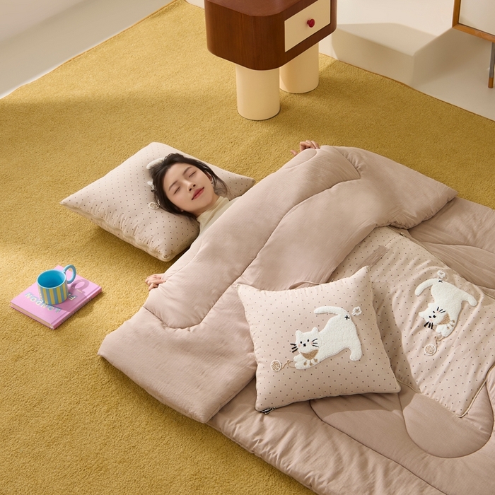 91家纺网 家纺一手货源 找家纺 多米家居 2026新款会放屁的pupu猫抱枕被 pupu猫·大地咖