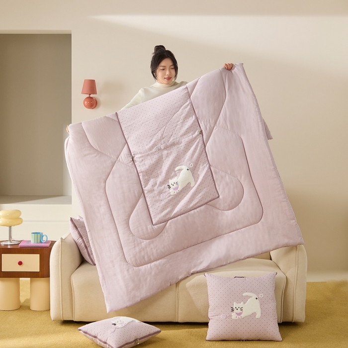 91家纺网 家纺一手货源 找家纺 多米家居 2026新款会放屁的pupu猫抱枕被 pupu猫·暮光紫