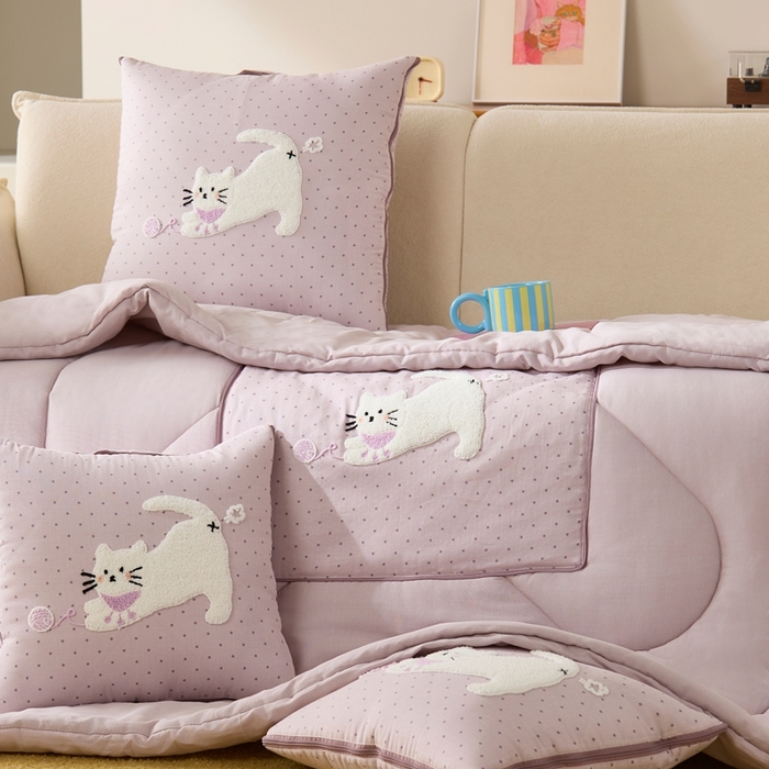 91家纺网 家纺一手货源 找家纺 多米家居 2026新款会放屁的pupu猫抱枕被 pupu猫·暮光紫