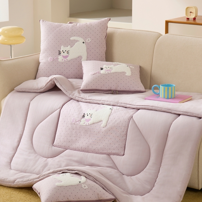 91家纺网 家纺一手货源 找家纺 多米家居 2026新款会放屁的pupu猫抱枕被 pupu猫·暮光紫