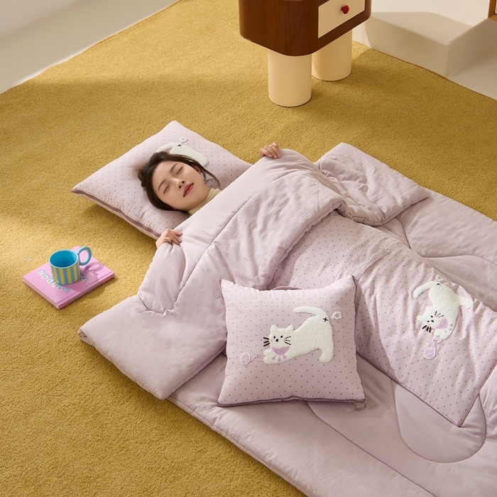 91家纺网 家纺一手货源 找家纺 多米家居 2026新款会放屁的pupu猫抱枕被 pupu猫·暮光紫