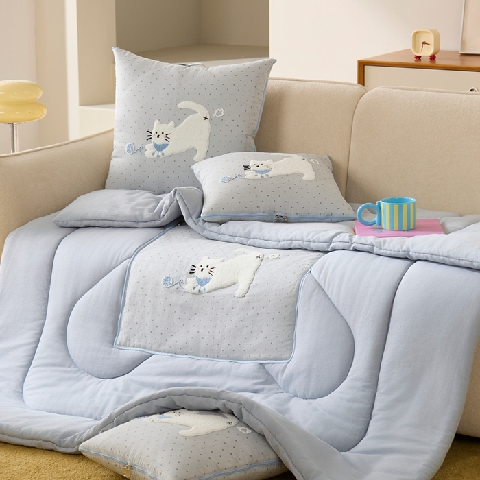 91家纺网 家纺一手货源 找家纺 多米家居 2026新款会放屁的pupu猫抱枕被 pupu猫·雾霾蓝