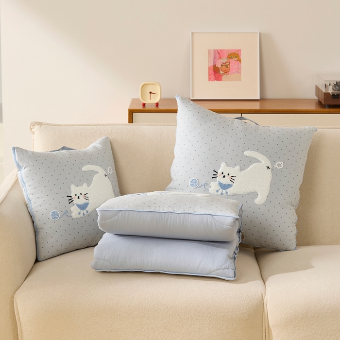 91家纺网 家纺一手货源 找家纺 多米家居 2026新款会放屁的pupu猫抱枕被 pupu猫·雾霾蓝