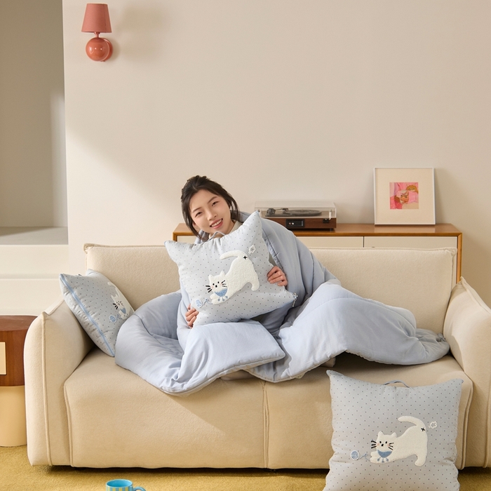 91家纺网 家纺一手货源 找家纺 多米家居 2026新款会放屁的pupu猫抱枕被 pupu猫·雾霾蓝