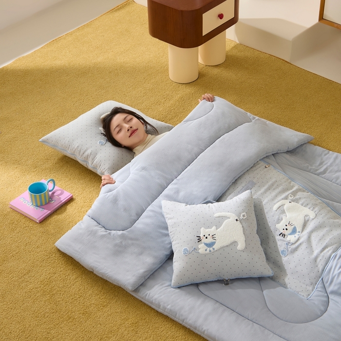 91家纺网 家纺一手货源 找家纺 多米家居 2026新款会放屁的pupu猫抱枕被 pupu猫·雾霾蓝