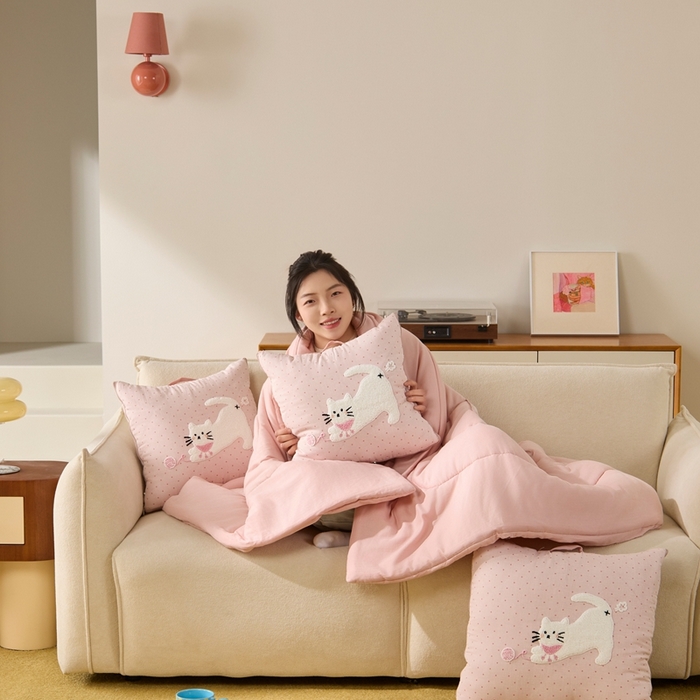 91家纺网 家纺一手货源 找家纺 多米家居 2026新款会放屁的pupu猫抱枕被 pupu猫·云朵粉